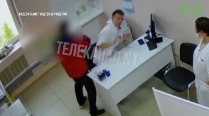 В России прекращено уголовное дело о нападении мужчины на врача из-за жены-мусульманки