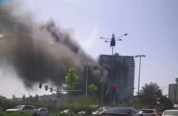 В Ташкенте произошел пожар в строящемся небоскребе (видео)