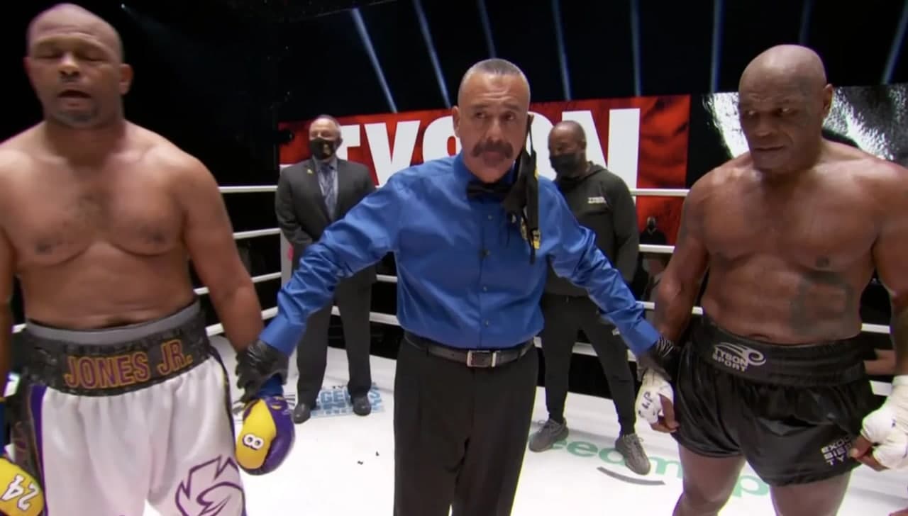 Не согласный с решением судей Майк Тайсон ушел с ринга после объявления ничьи в бою с Роем Джонсом