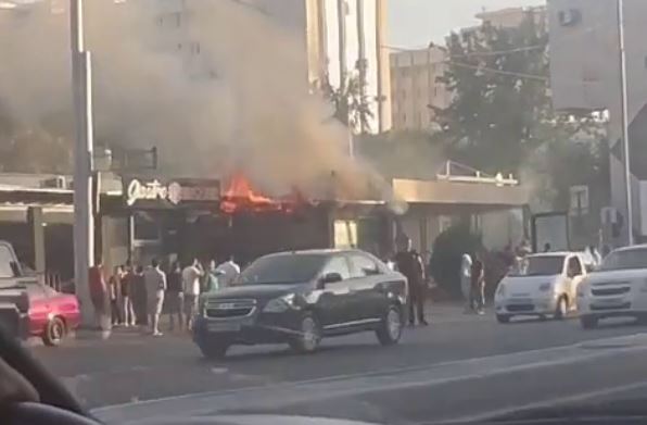 В Ташкенте загорелось кафе Brasserie — видео
