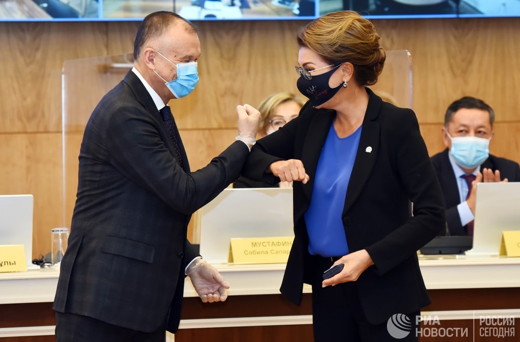 Дочь Назарбаева получила удостоверение депутата и вошла в состав парламентского комитета по экономической реформе