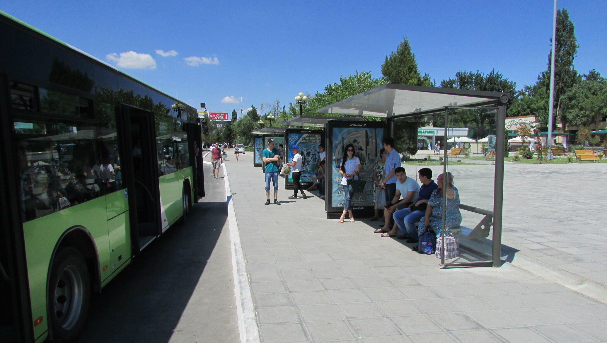 В Узбекистане большинство автобусных остановок в плохом состоянии: отсутствуют скамейки, пандусы, урны для мусора 