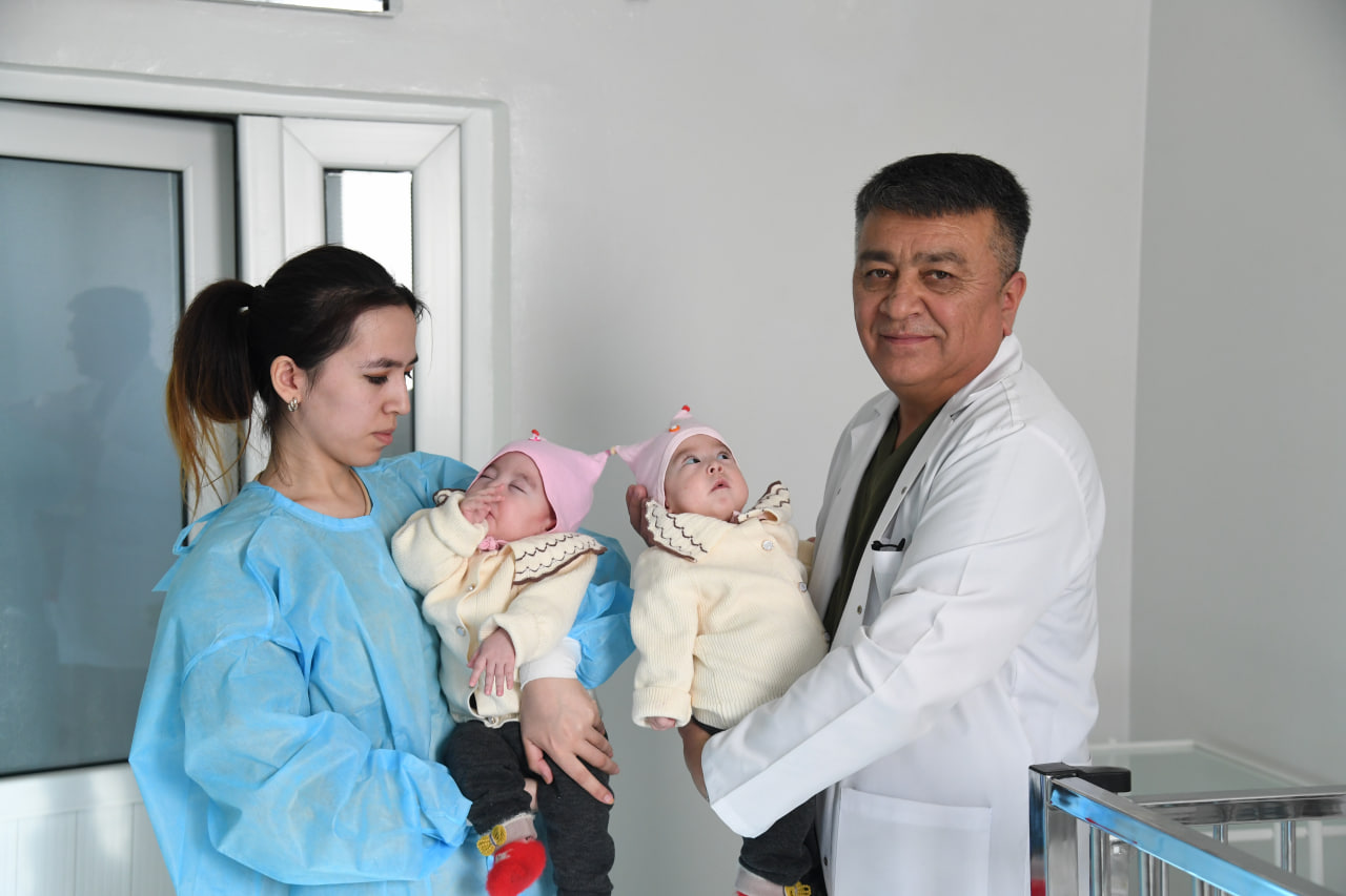 Узбекские врачи впервые разделили сиамских близнецов — фото