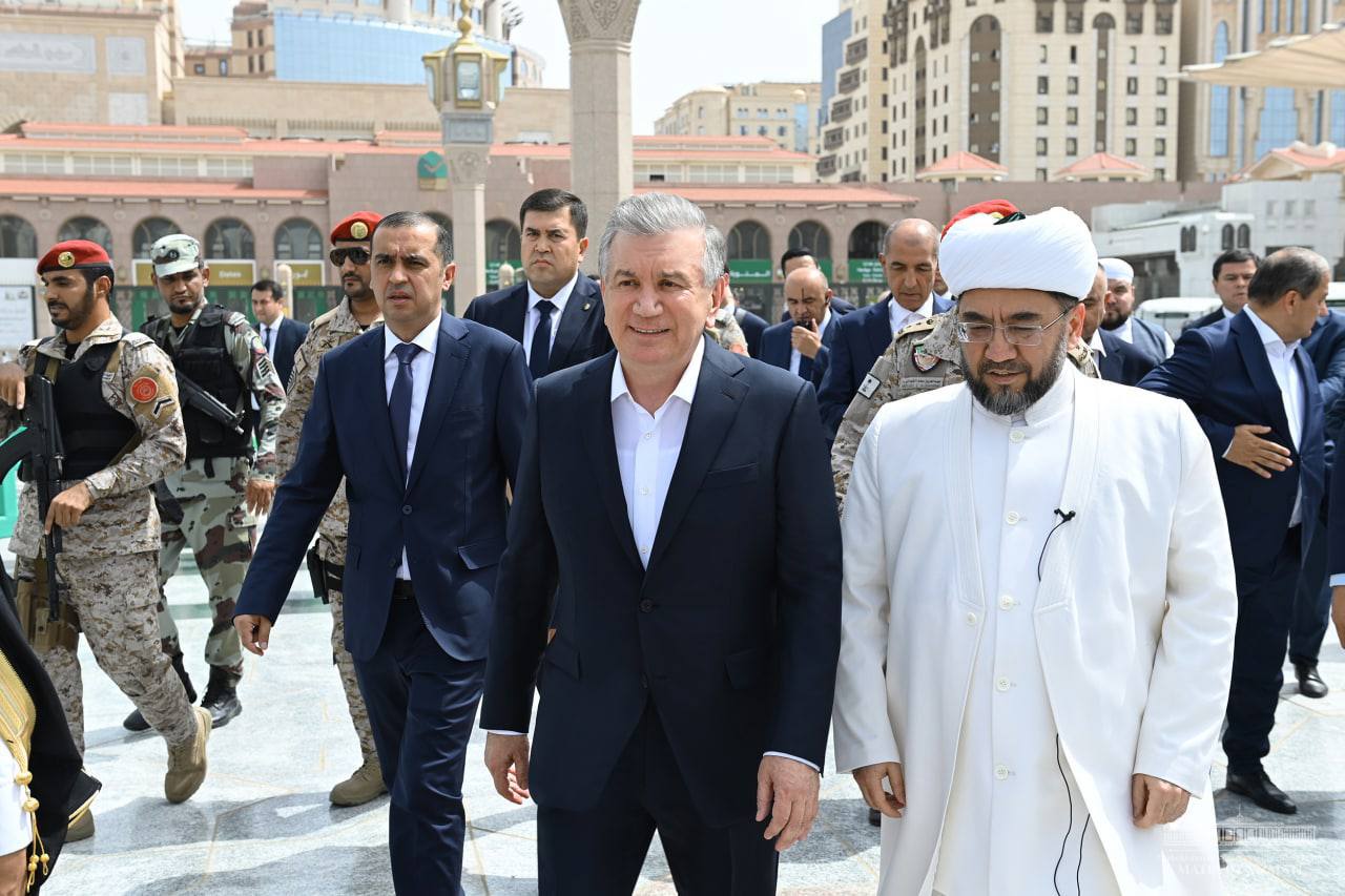 Президент начал визит в Саудовскую Аравию с посещения мечети Пророка — фото