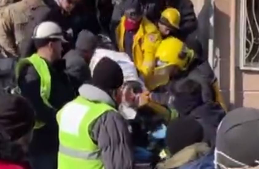 Узбекские спасатели вытащили мужчину, который четыре дня находился под завалами в Турции (видео)