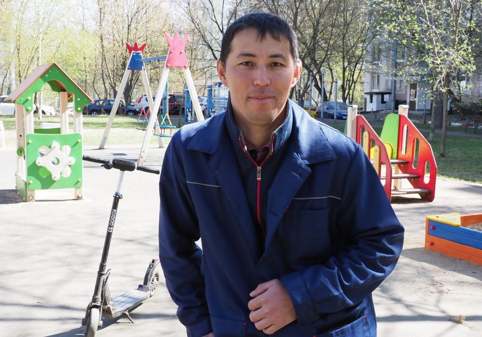 Дворник из Узбекистана нашел и вернул 5 млн рублей жительнице Москвы