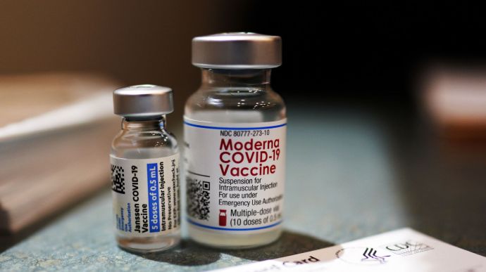 В вакцине Moderna обнаружили посторонние частицы — что делать?