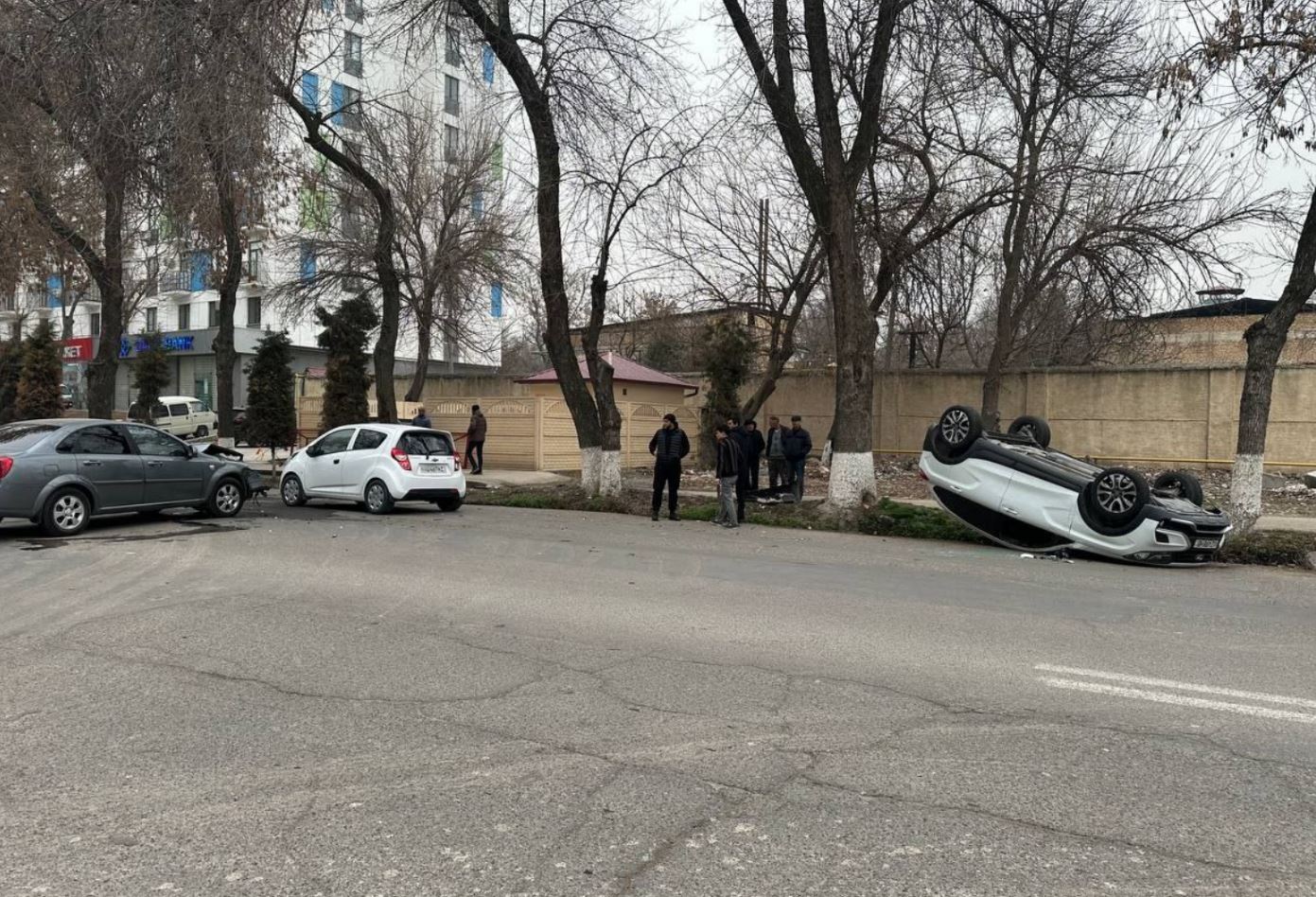 В Ташкенте Lada Vesta перевернулась после столкновения с Lacetti