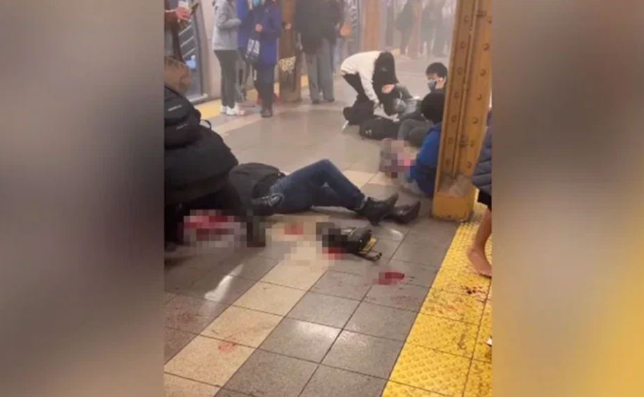Во время стрельбы в метро Нью-Йорка пострадали 13 человек — видео