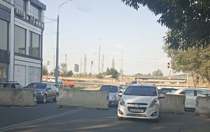 В Ташкенте начали перекрывать дороги: образовались пробки