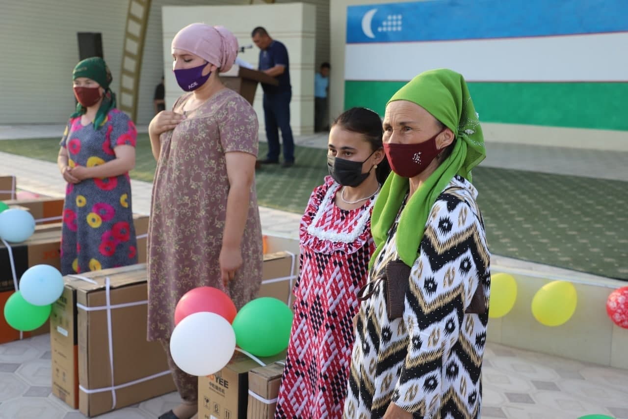Узбекистанцам, внесенным в «женскую тетрадь» и «молодежную тетрадь», выдали швейные машины