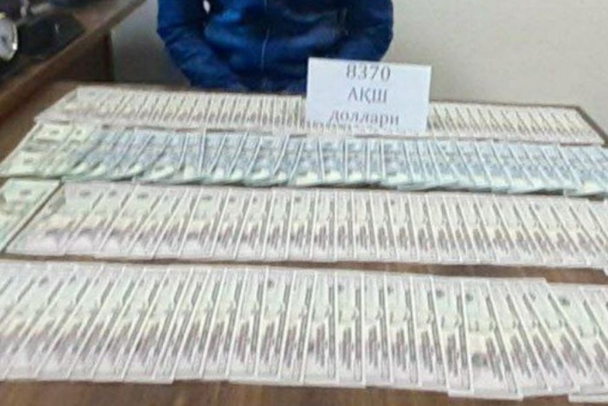 Двое жителей Сырдарьи пытались продать фальшивые $8 тысяч