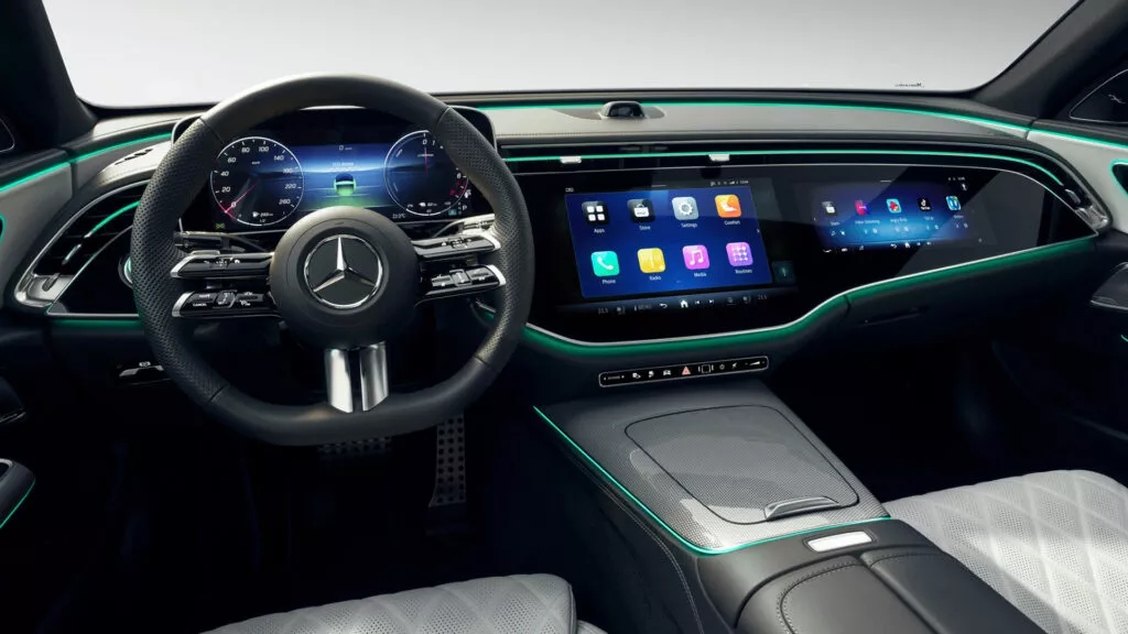 Mercedes-Benz презентовал E-Class с пассажирским дисплеем, TikTok и селфи-камерой