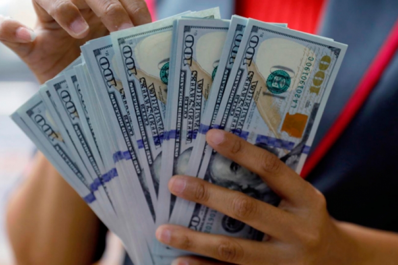 Коммерческие банки Узбекистана своевольно повысили курс доллара