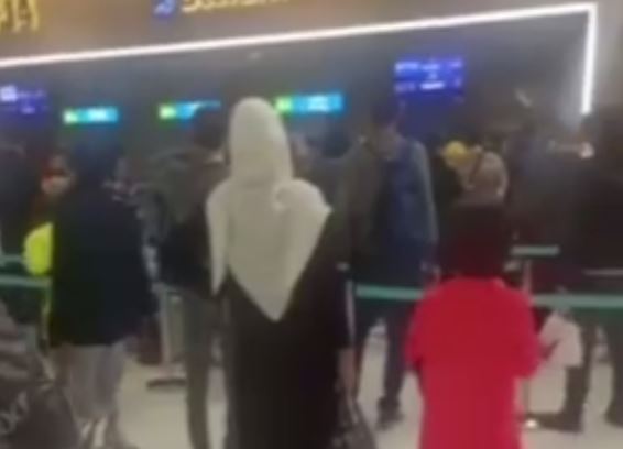 Uzbekistan Airways заставили пассажиров ждать восемь часов, прежде чем отменить рейс — видео