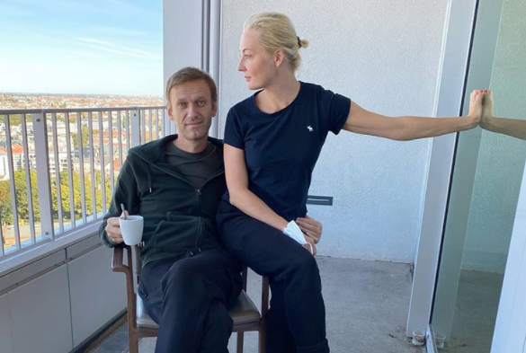 «Когда она рядом, идиотские галлюцинации отступают»: благодарность вышедшего из комы Навального своей жене растрогала соцсети 