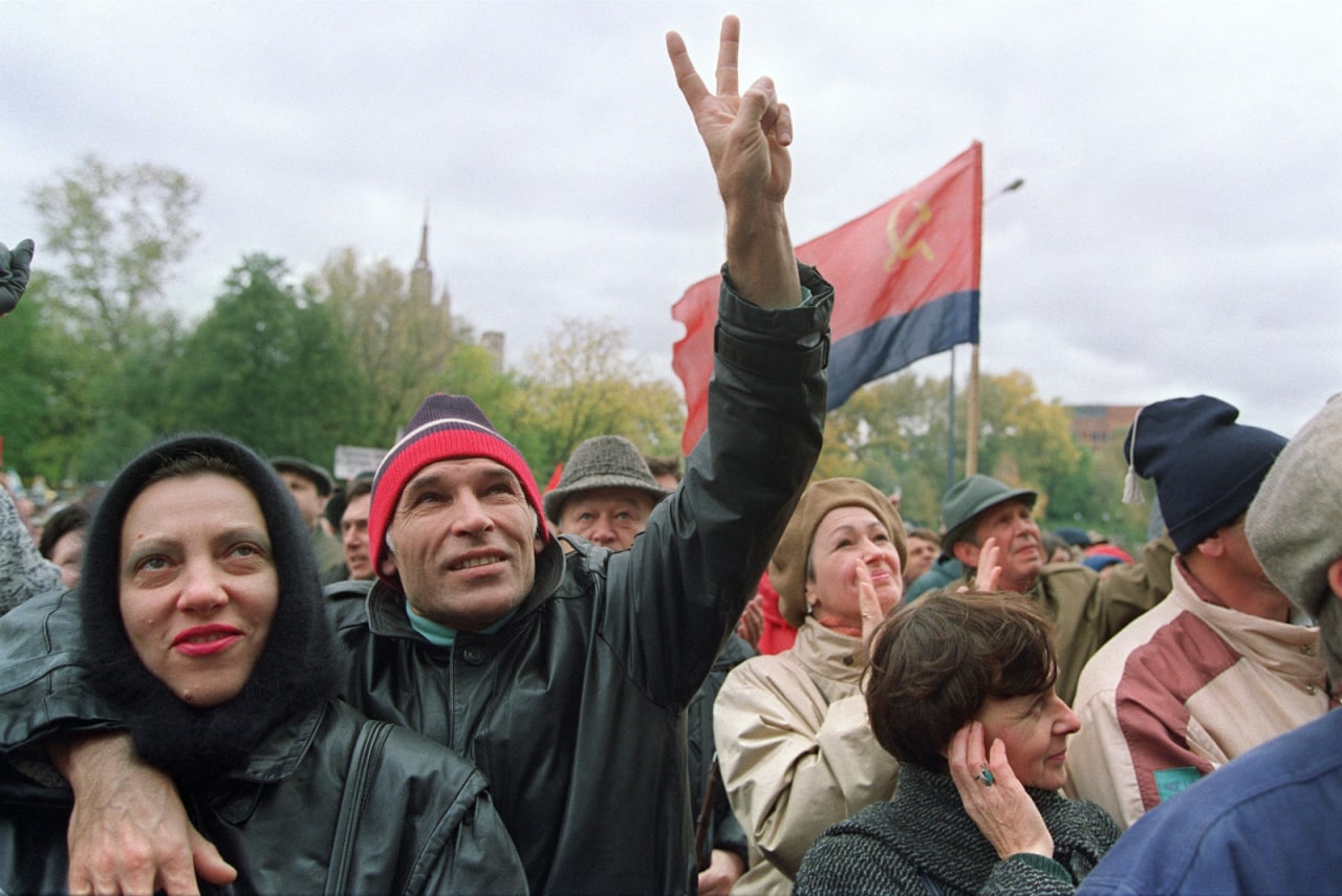 Moskvadagi parlament binosi oldidagi mitinglar. 1993-yil 25-sentyabr<br>