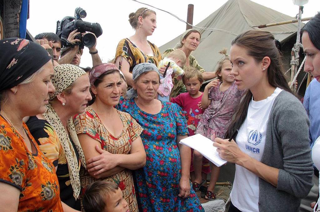 Anjelina Joli Ingushetiyadagi chechen qochqinlar lagerida. 2003-yil