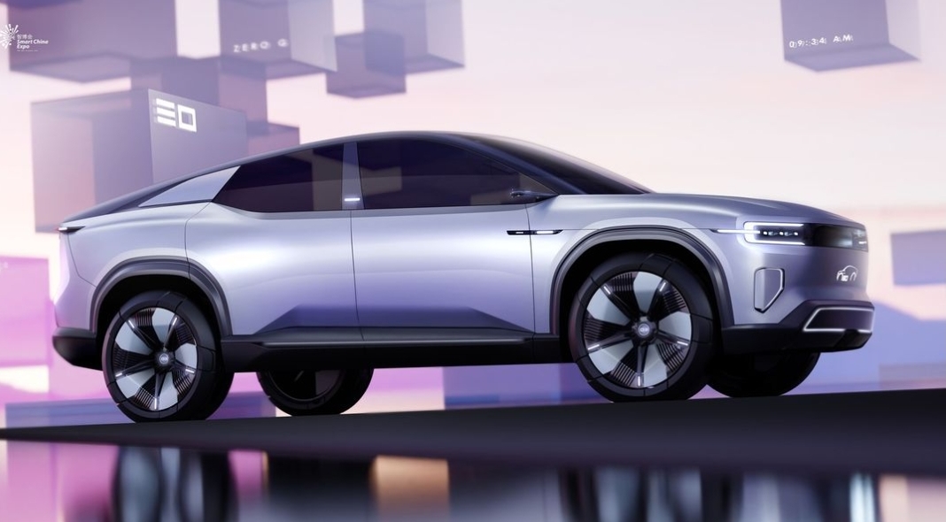 Changan представил футуристичный фастбэк с огромным экраном