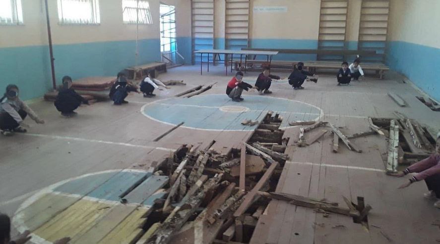 В Шахрисабзе отремонтировали прогнивший пол спортзала общеобразовательной школы
