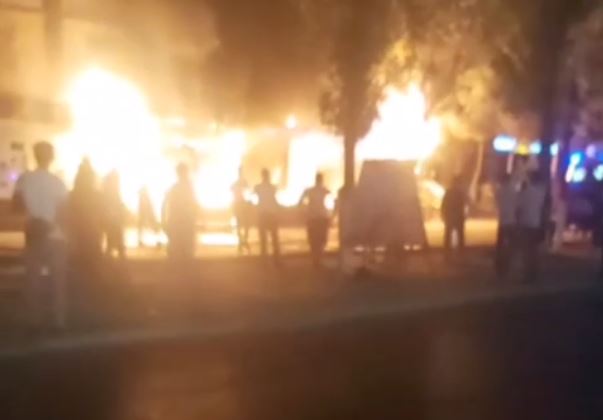 В Ташкенте посреди ночи вспыхнули офис и магазин — видео