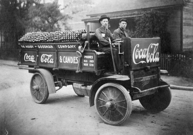 Coca-Cola ichimligining dastlabki yetkazib beruvchi mashinasi. 1909-yil<br>