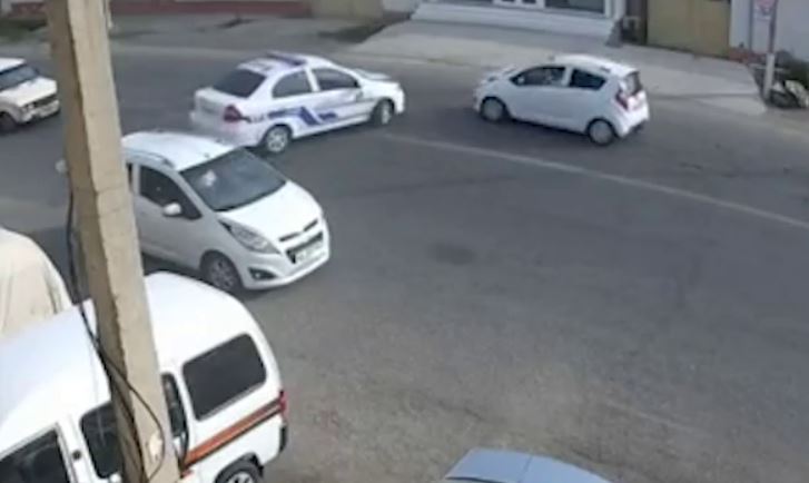 В Андижане инспектор ДПС устроил аварию, развернувшись в неположенном месте (видео)