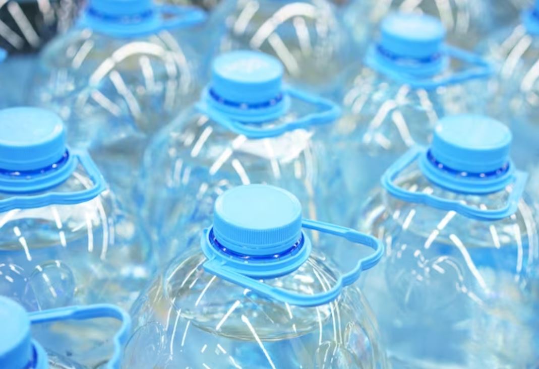 Bloomberg: В бутилированной воде содержится в 100 раз больше пластиковых частиц, чем считалось ранее