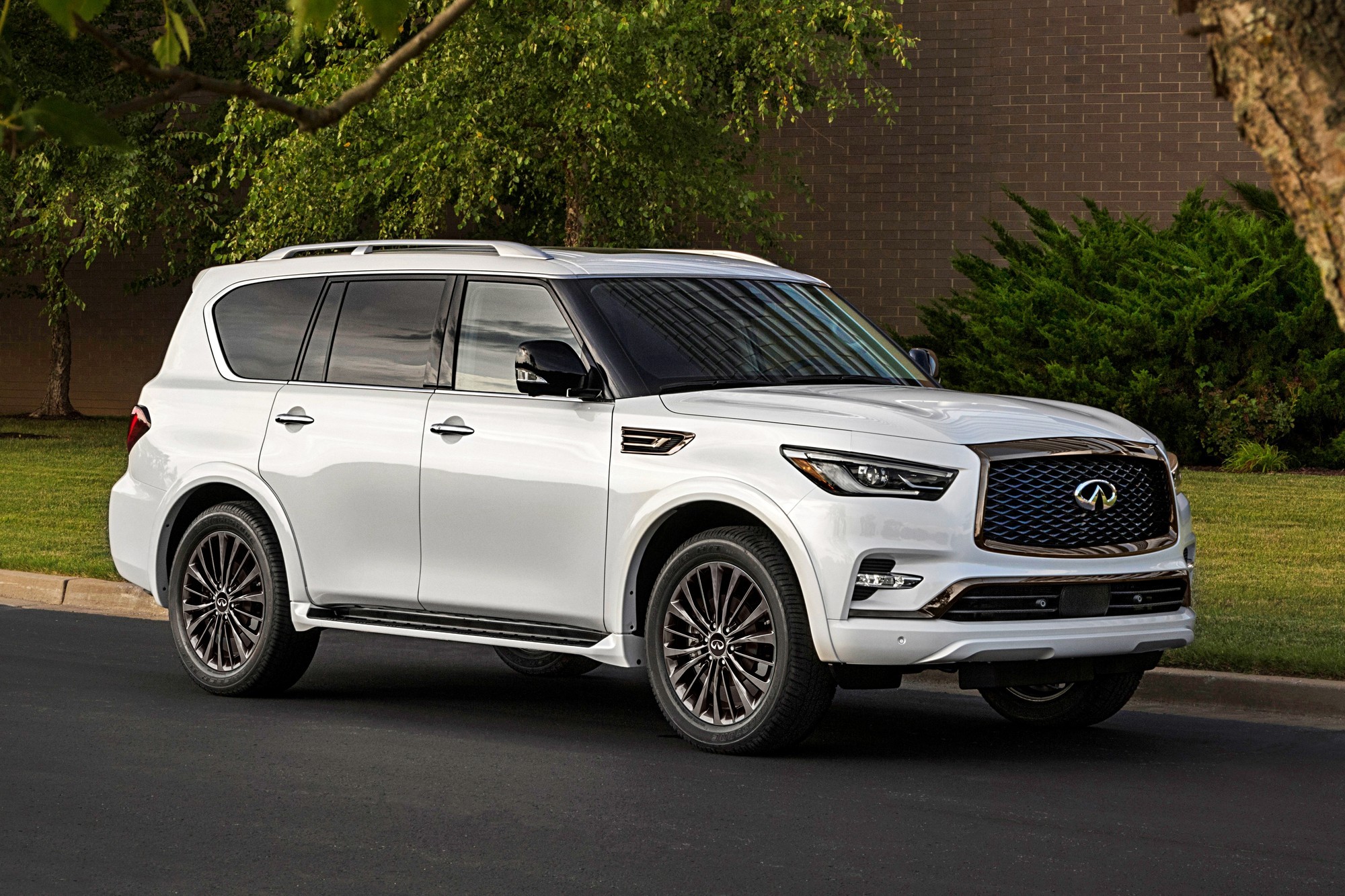 Infiniti тестирует обновленный внедорожник QX80