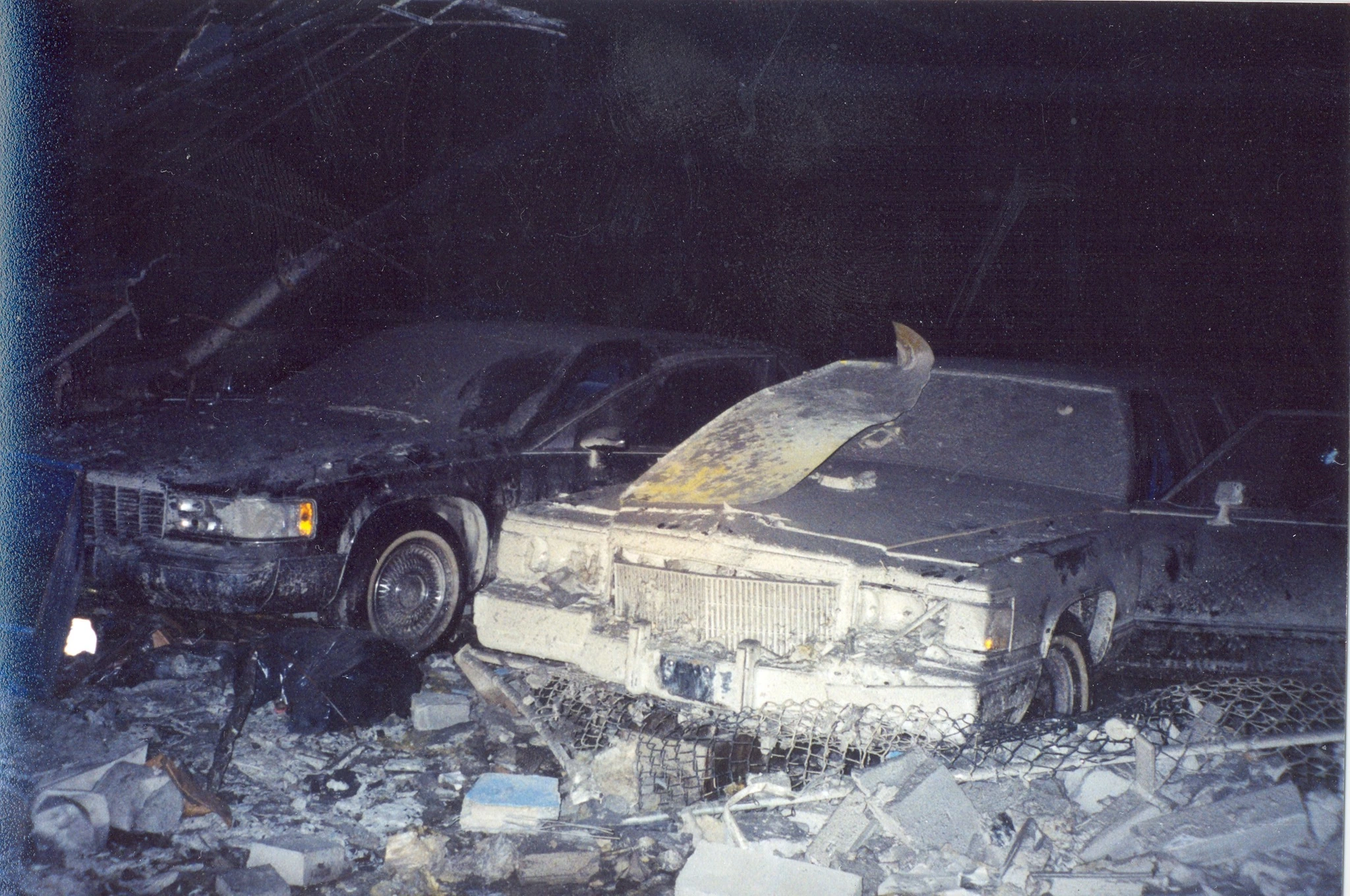 Бронированные лимузины Секретной службы США на парковке их бывшего офиса. Его разрушили во время теракта