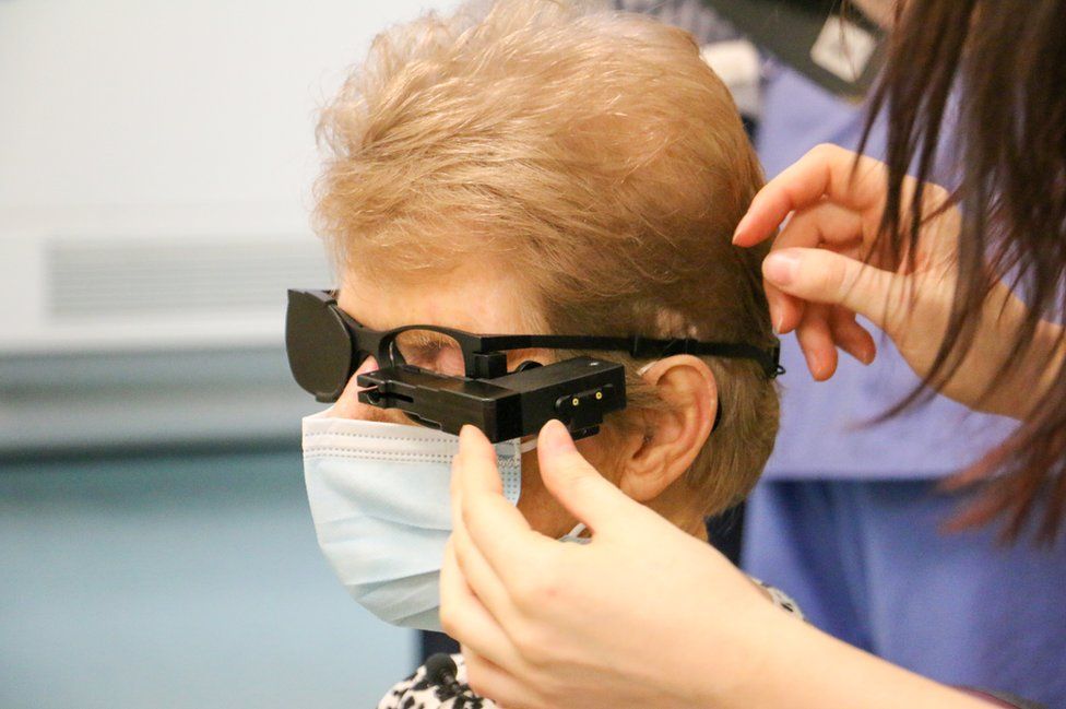 Впервые в мире 88-летней британке установили глазной имплантат и вернули зрение