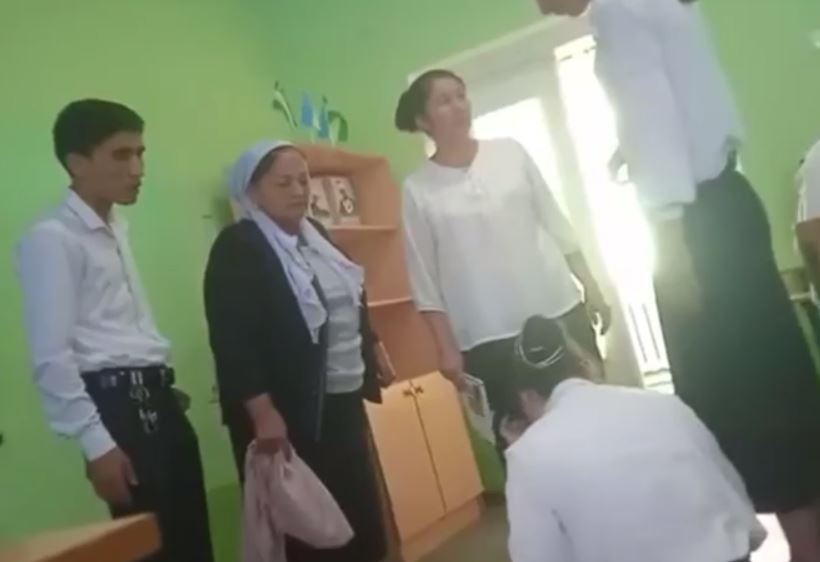 В Намангане директор школы сорвала платок с ученицы (видео)