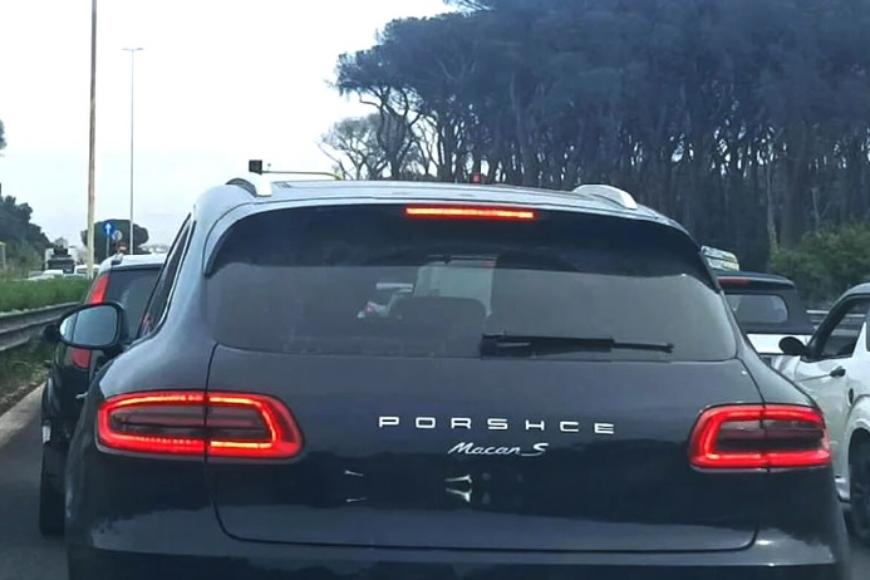 В Италии сфотографировали кроссовер Porsche с ошибкой в названии