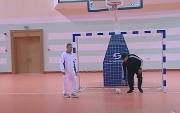 Глава Туркменистана поиграл с министрами в мини-футбол - видео