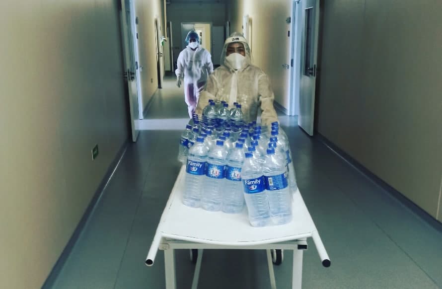 В Узбекистане волонтеры закупают воду для помощи COVID-больным, проходящим лечение в больницах<br>