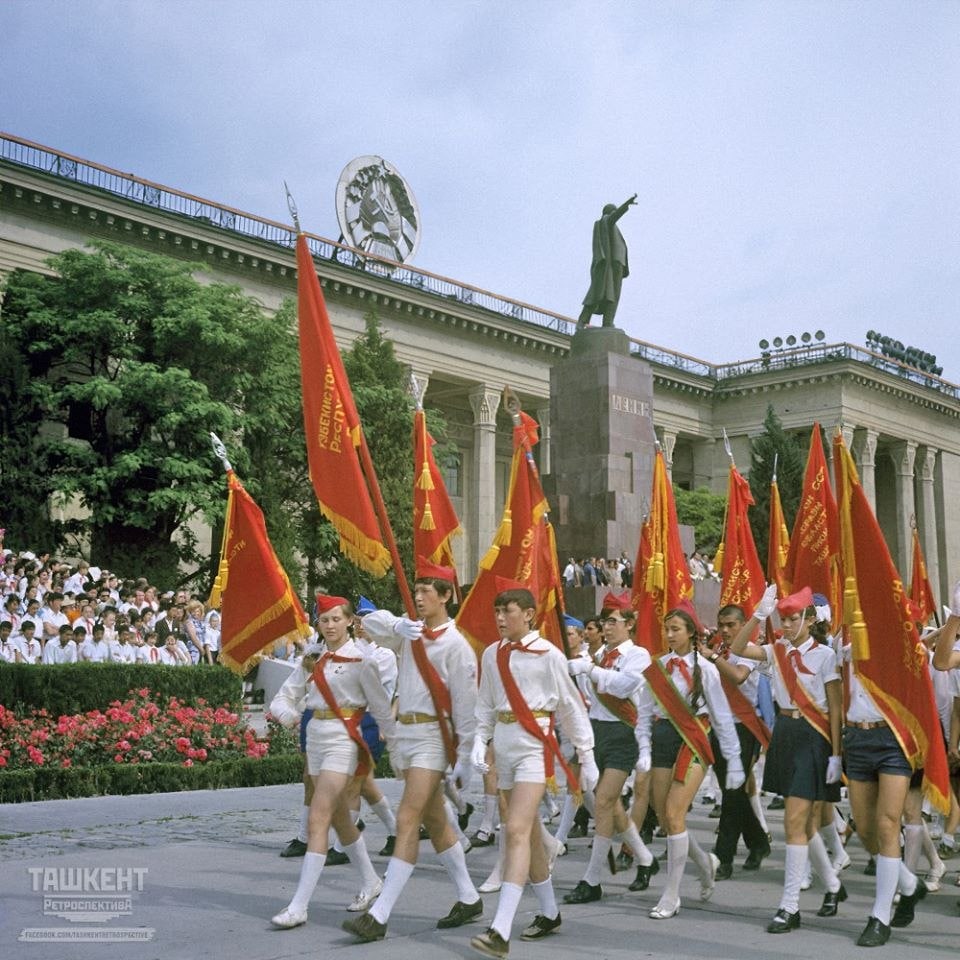 1974-yil 19-mayda Toshkent shahridagi maydonlarning birida o'tkazilgan Pionerlar paradi<br>