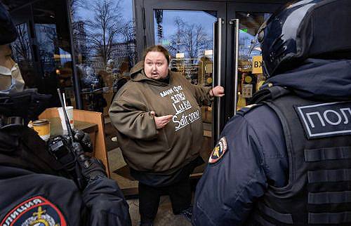270-килограммовый сын художника Никаса Сафронова приковал себя наручниками у входа в McDonald’s – видео