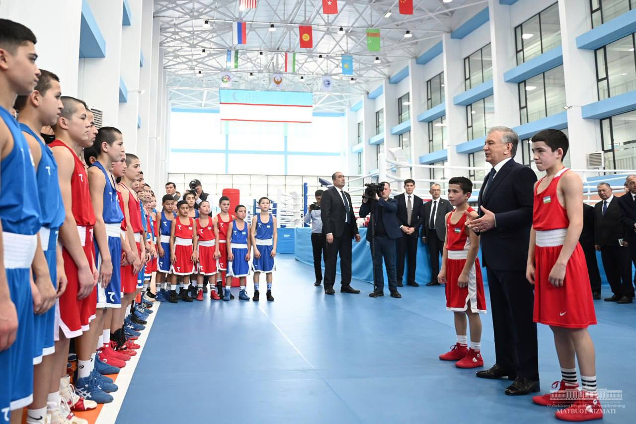 Президент посетил боксерскую школу Баходира Джалолова