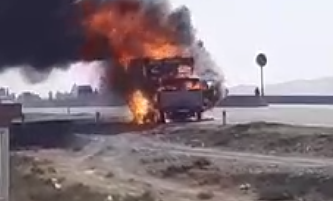 Огонь больших масштабов: в Джизакской области вспыхнул «КАМАЗ»
