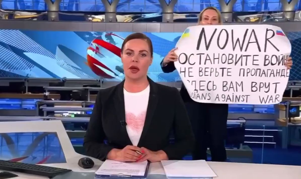 Девушка ворвалась в прямой эфир Первого канала с плакатом против войны в Украине — видео
