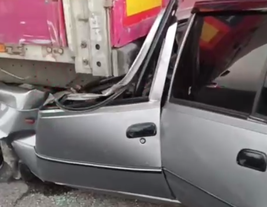 В Сырдарье водитель Nexia уснул за рулем и влетел в грузовик, есть пострадавшие