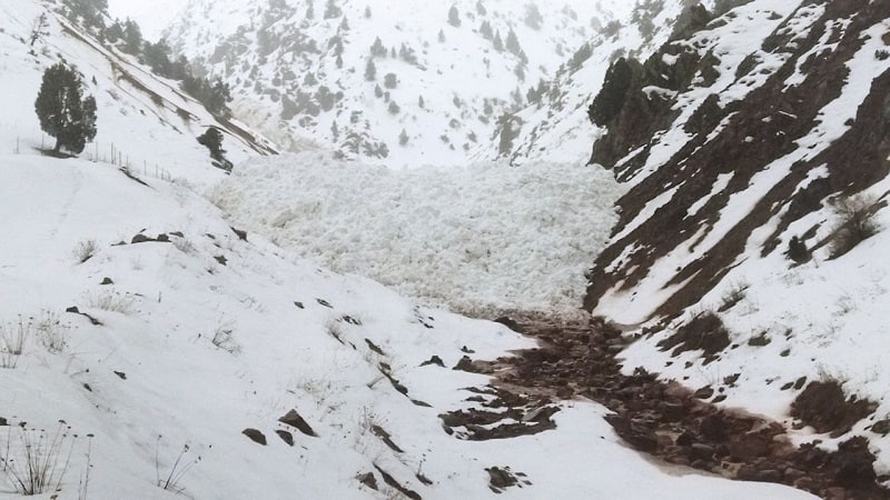 На перевале Камчик сошла снежная лавина — видео