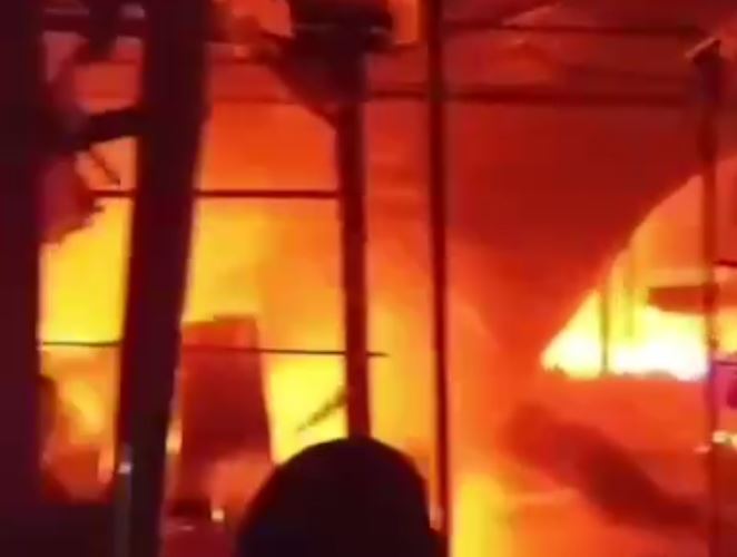 На вещевом рынке в Андижане произошел крупный пожар 