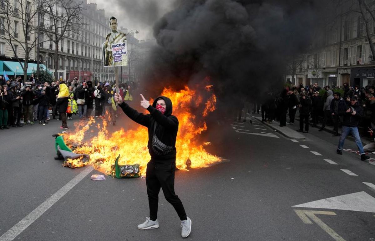 Во Франции не утихают протесты против пенсионной реформы (видео)
