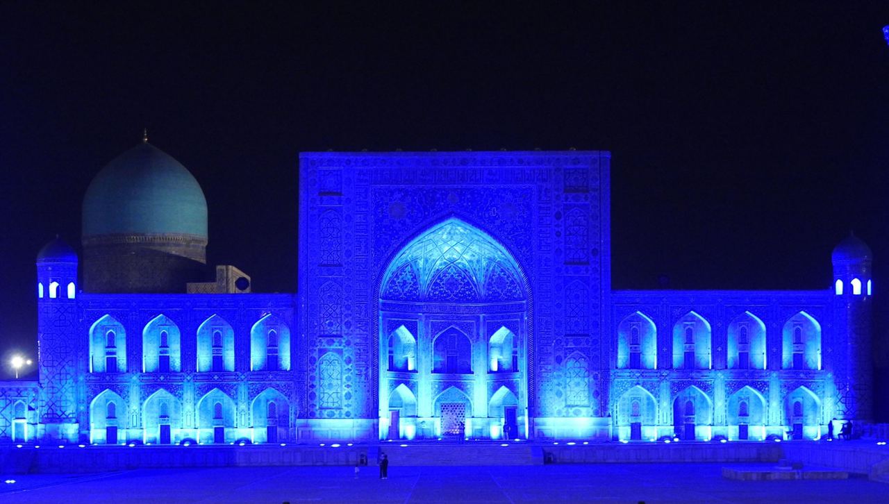 Многие культурные объекты Узбекистана окрасятся в синий цвет в поддержку защиты прав детей