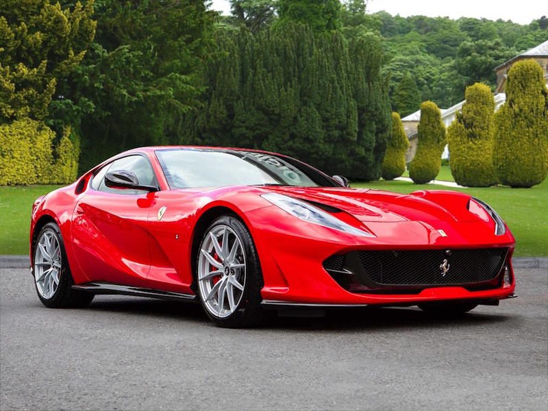 Ferrari нестандартно анонсировала новый суперкар