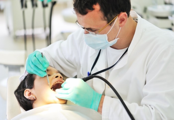 Узбекский стоматолог рассказал о последствии коротких уздечек 