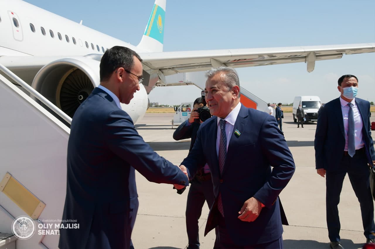 Председатель Сената Казахстана прибыл в Ташкент с официальным визитом