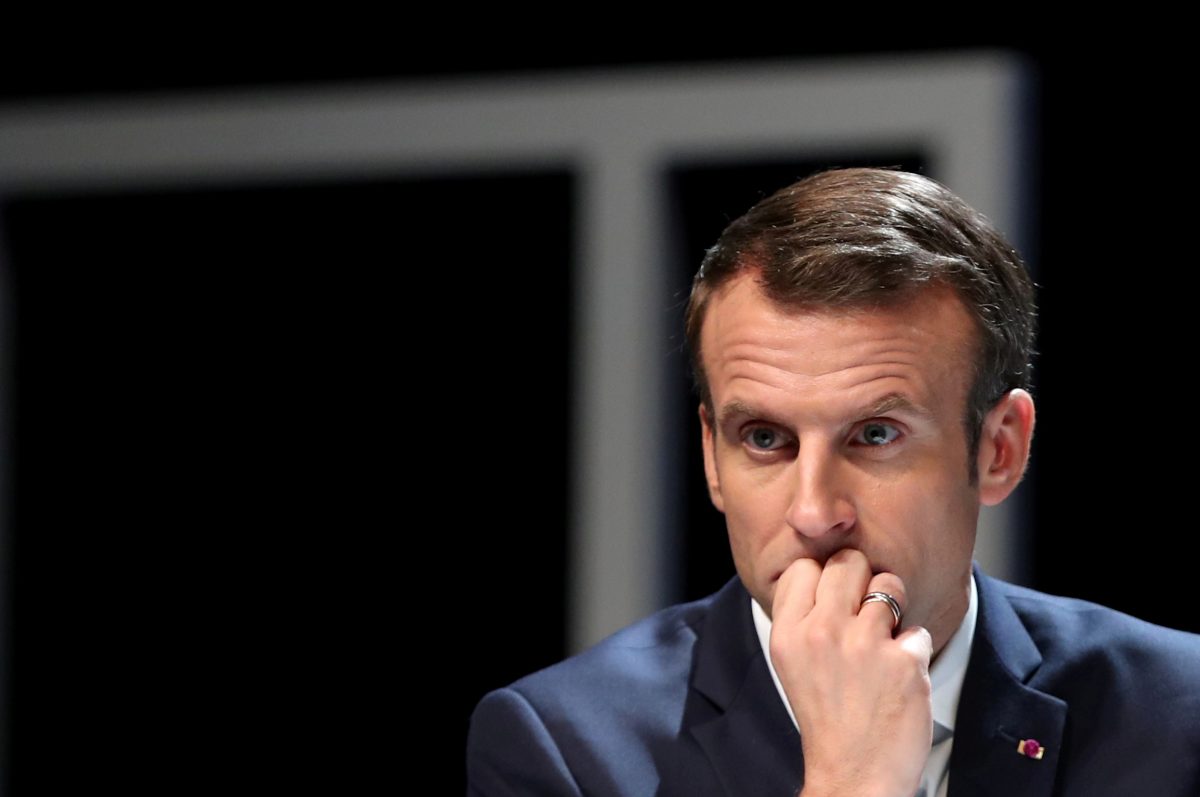 Президент Франции вышел к народу и получил пощечину - видео