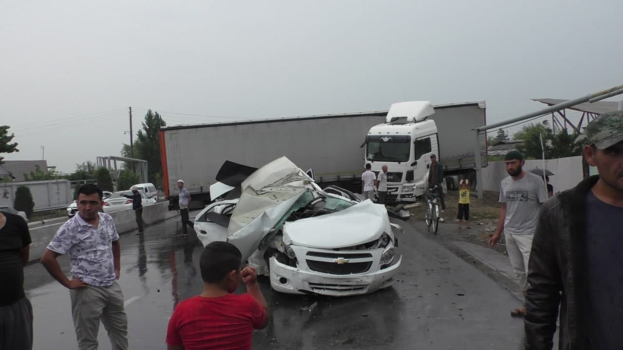 Серьезное ДТП: в Андижане грузовик врезался в припаркованную «легковушку»